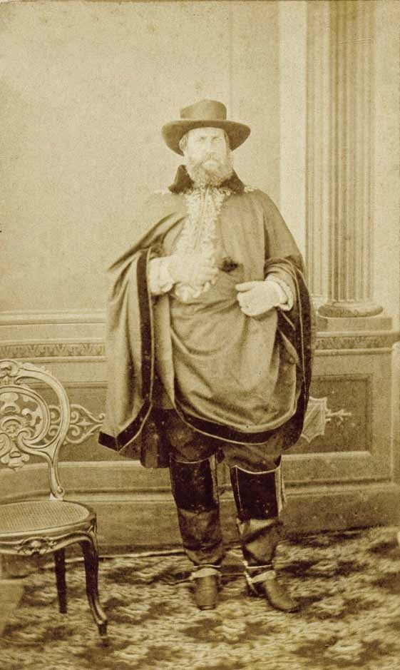 Pedro II usando trajes típicos durante uma visita ao Rio Grande do Sul – 1865 – Fotografia de Luigi Terragno – Acervo da Fundacao Biblioteca Nacional