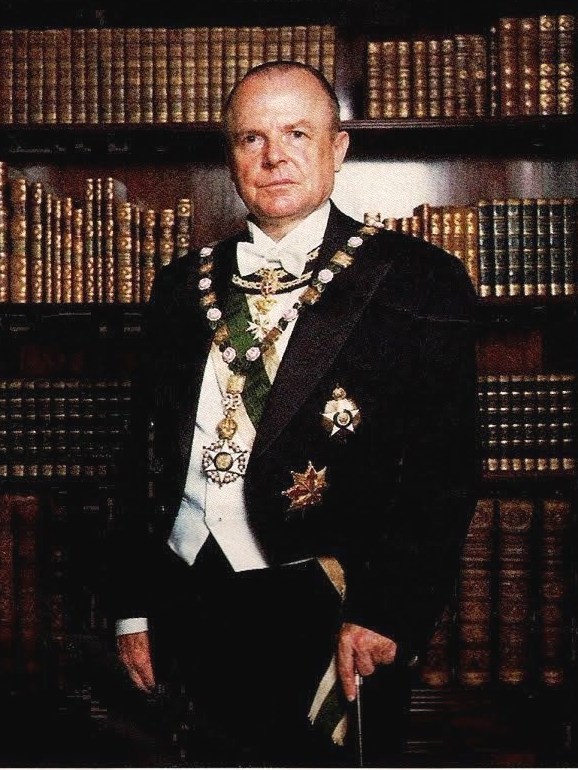 Dom Luiz de Orleans e Bragança portando a faixa e a placa da Ordem. (Acervo da Casa Imperial do Brasil)