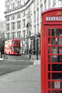 Os tradicionais ônibus de turismo e a cabine telefônica vermelhos