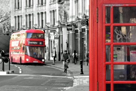 Os tradicionais ônibus de turismo e a cabine telefônica vermelhos