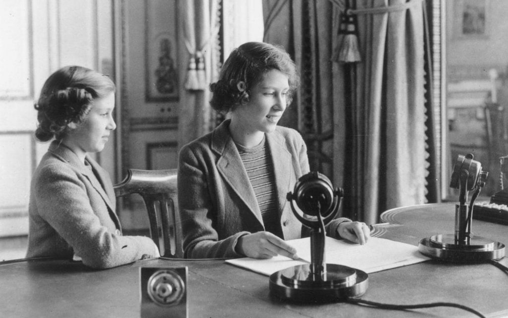 A então princesa Elizabethem usa primeira transmissão de rádio em 1940